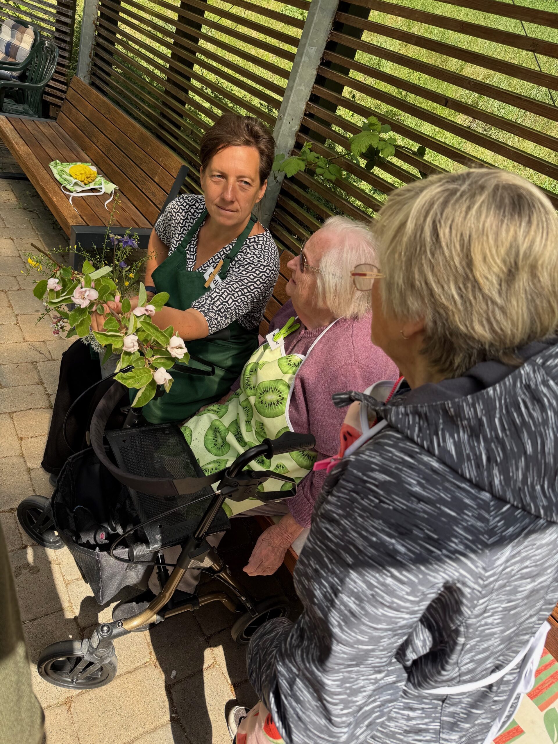 die Bewohnerinnen begutachten die neuen Pflanzen