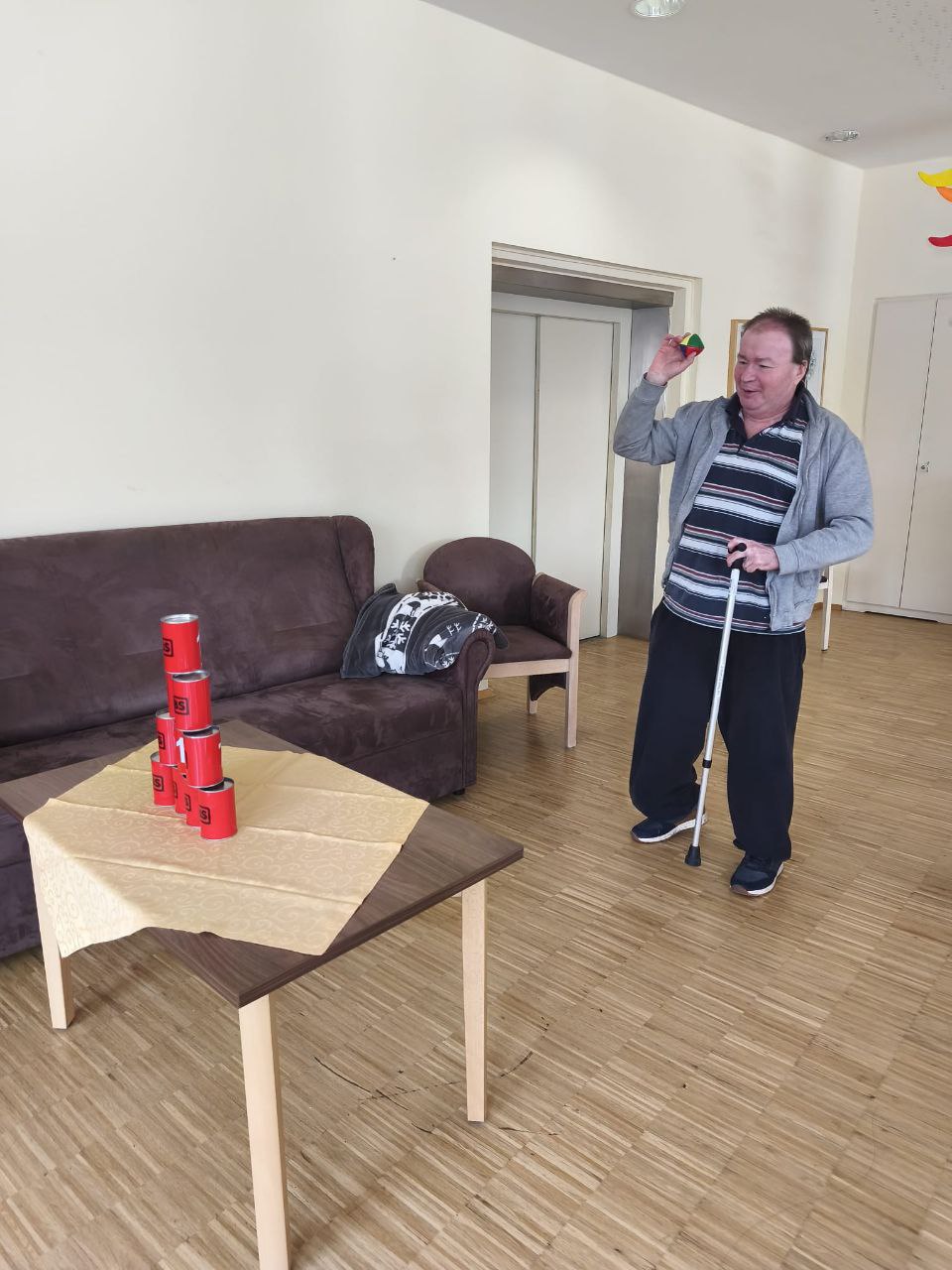 Ein Bewohner spielt ein Wurfspiel