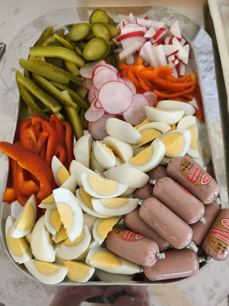 Gemüseplatte mit Ei und Wurst