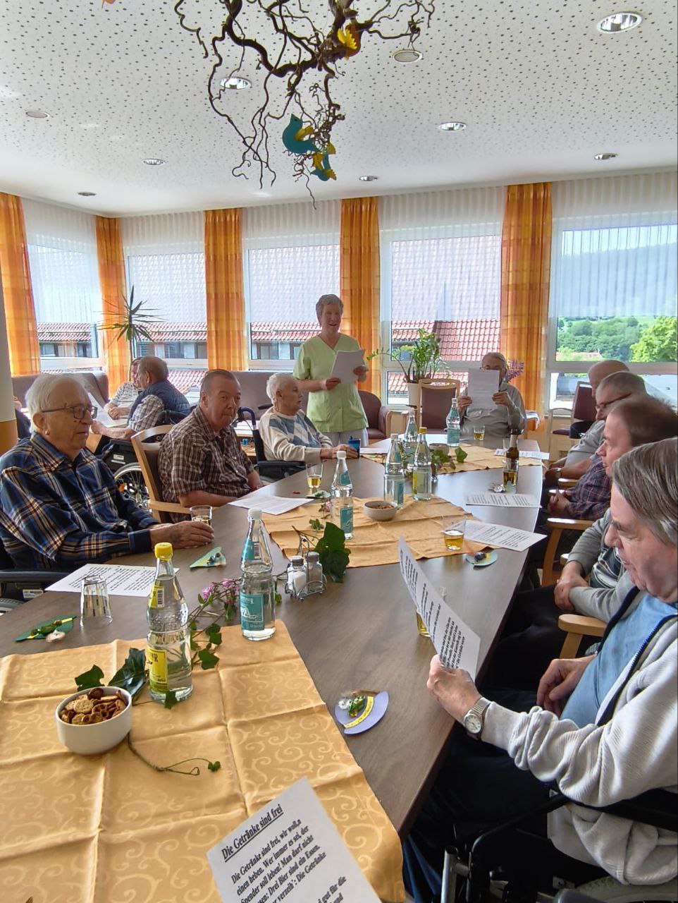 Die Bewohner sitzen gemeinsam am Tisch
