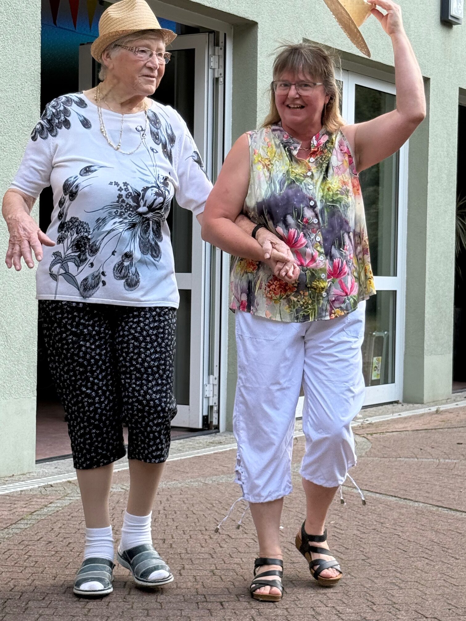 zwei tanzende Frauen
