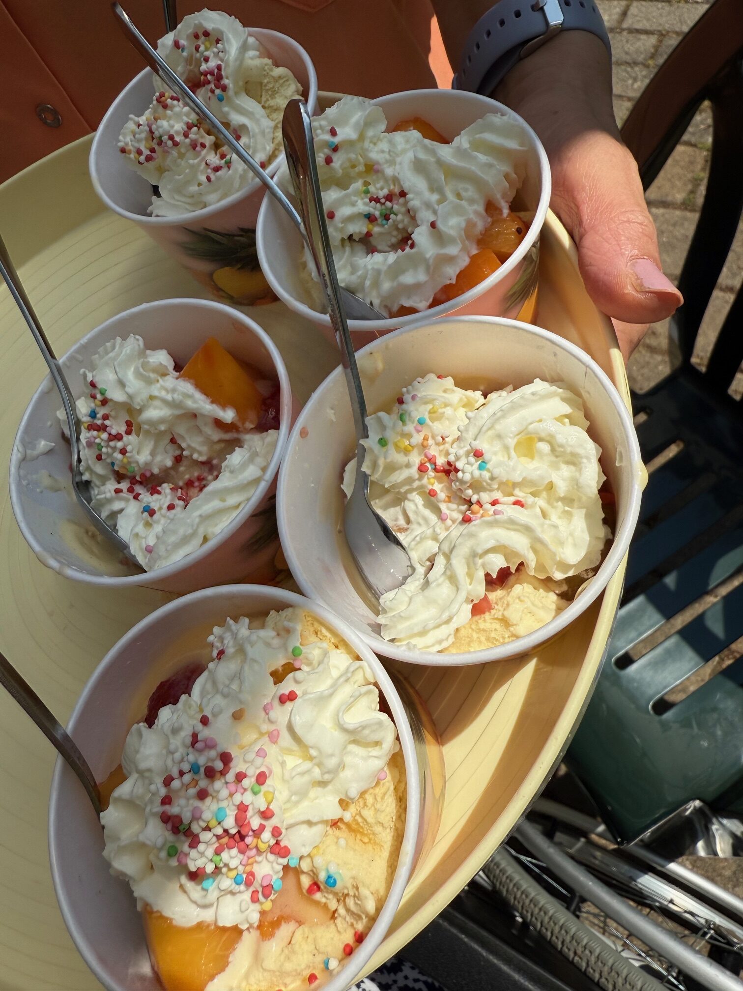 Eisbecher mit Sahne und Streuseln