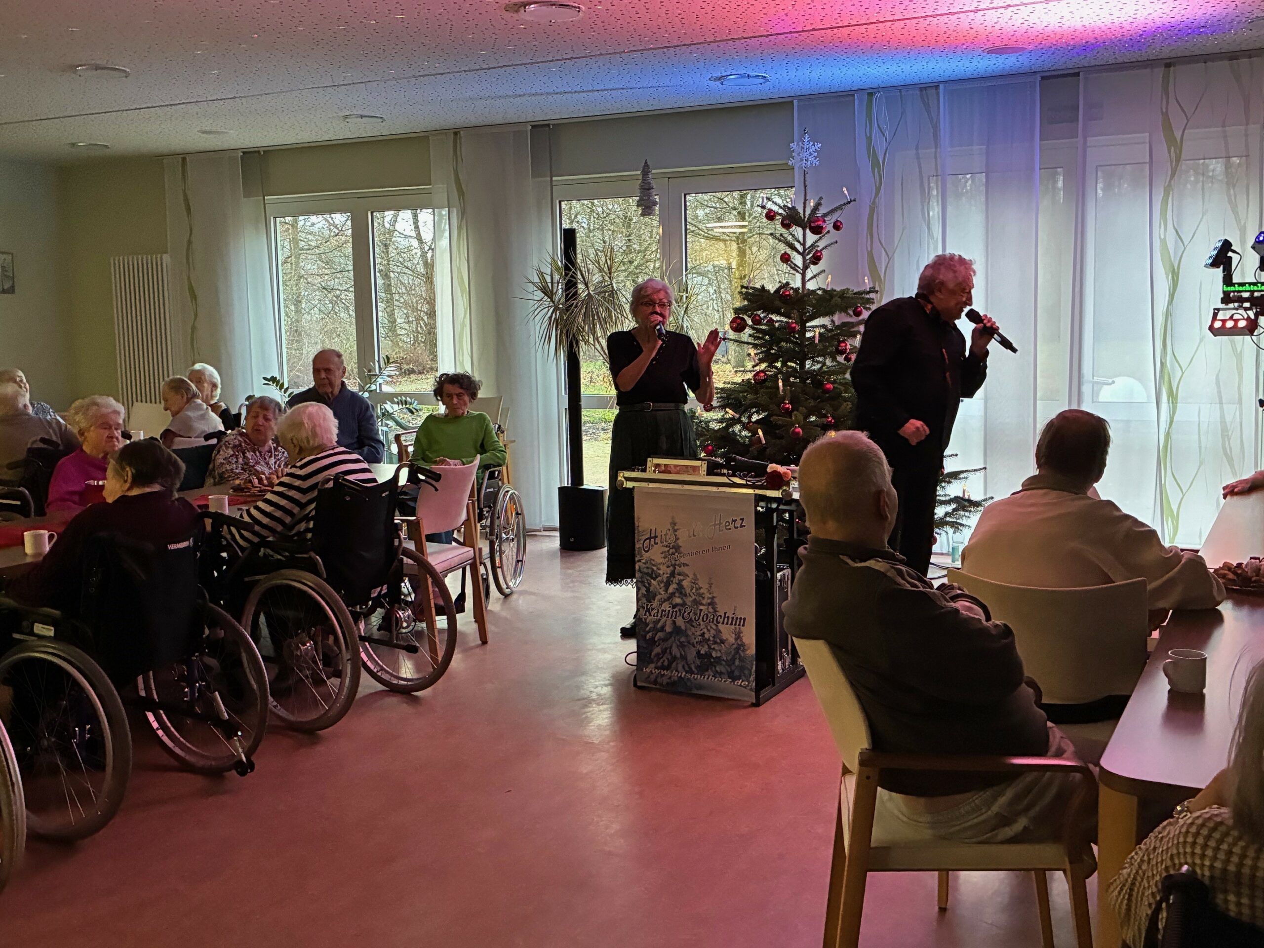 gemeinsam wurden Weihnachtslieder gesungen