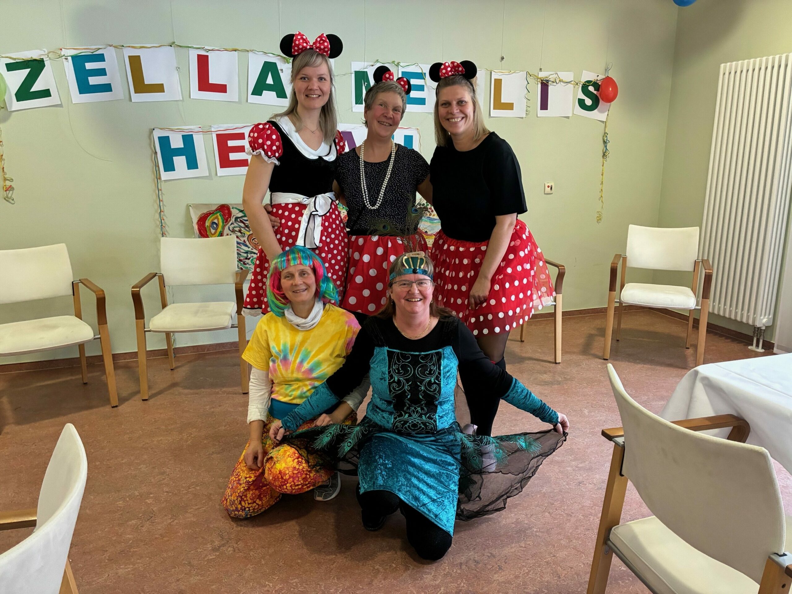 die verkleideten Mitarbeiterinnen